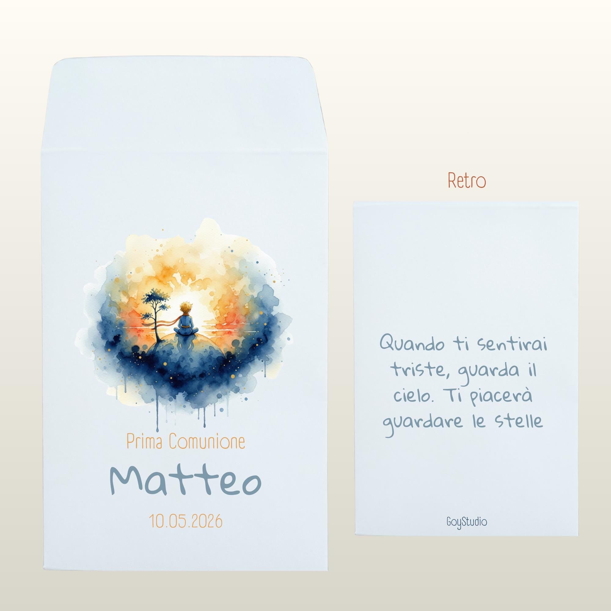 sacchettino in carta bianco con stampa del il Piccolo Principe seduto sul suo pianeta che osserva un tramonto, stile acquerello sfumato, sfumature dorate e blu notte, atmosfera sognante e delicata, senza testo, sfondo bianco, palette blu notte, oro, avorio. testo personalizzato con nome e data prima comunione o battesimo