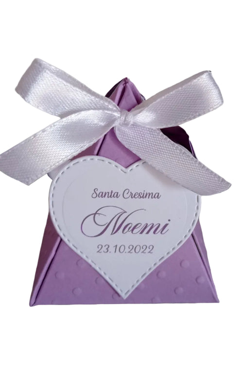 scatolina portaconfetti a forma di piccola piramide, in cartoncino lilla con piccoli pois in rilievo. sul fronte tag a forma di cuore con scritto santa cresima noemi.
