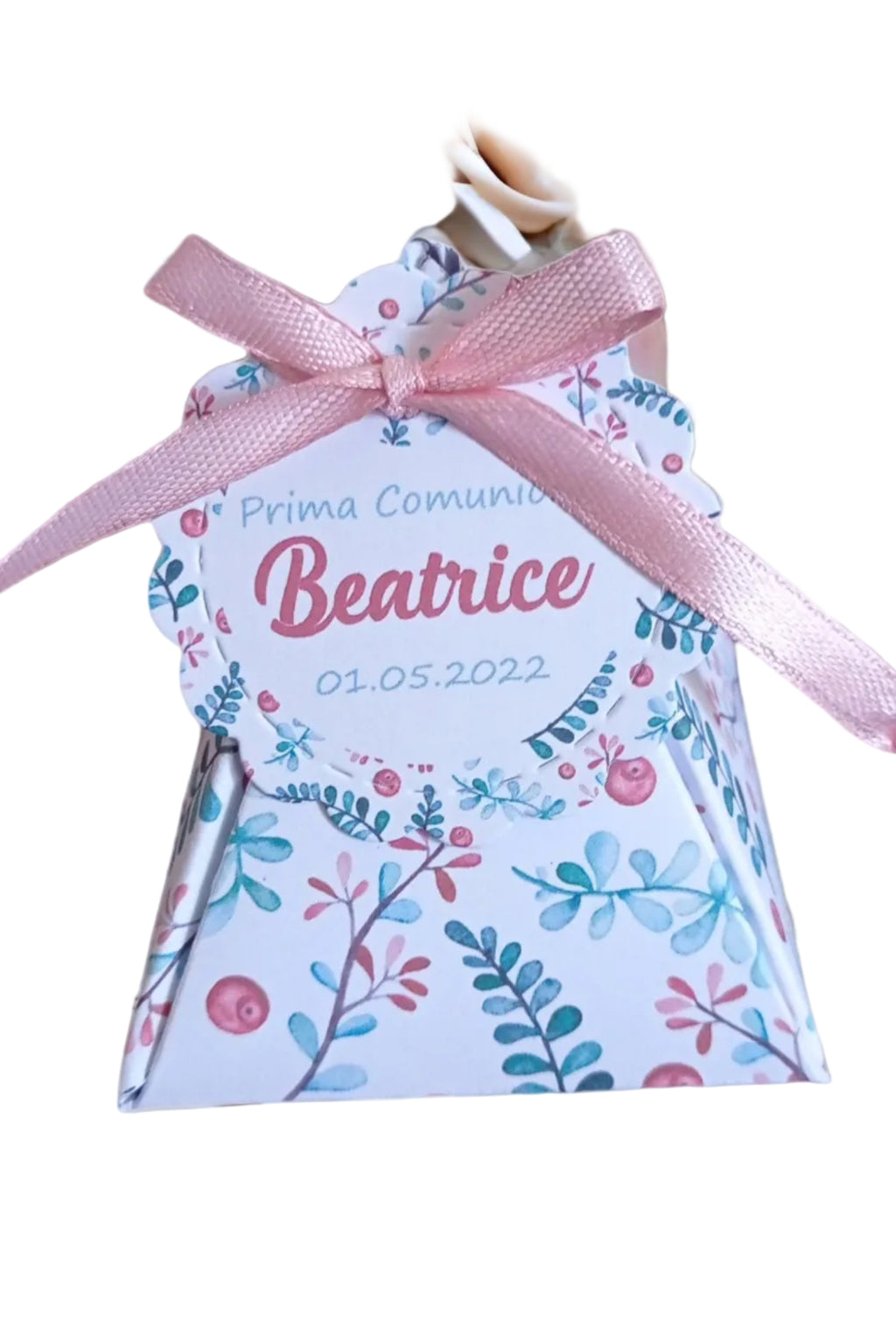 scatola portaconfetti a forma di piramide con fantasia floreale sui toni del rosa scuro e del verde con tag personalizzata rotonda 